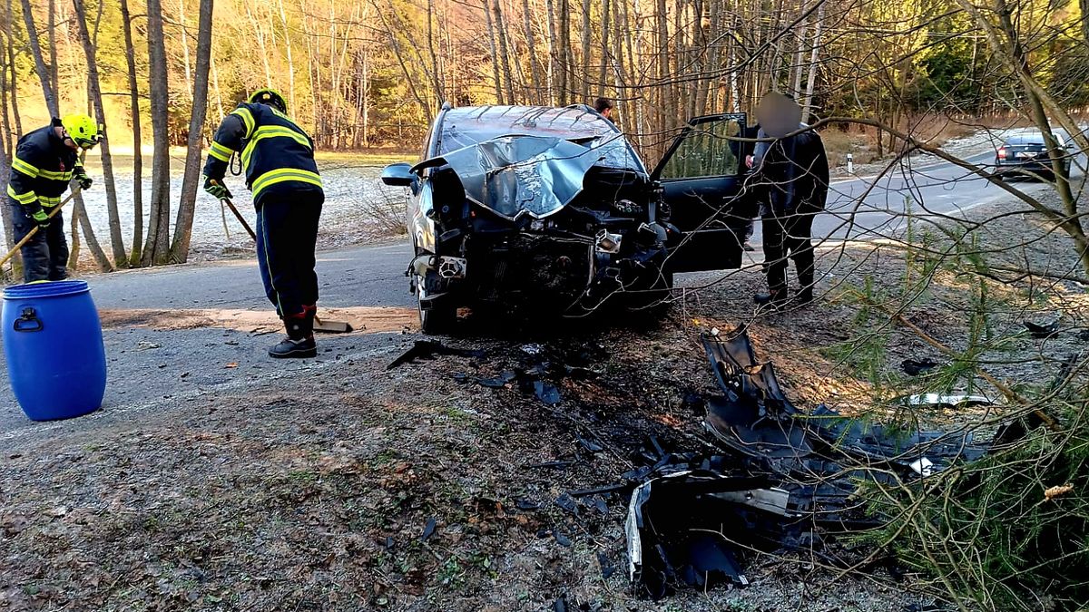 Řidička bourala na Českokrumlovsku, na místě zasahoval vrtulník